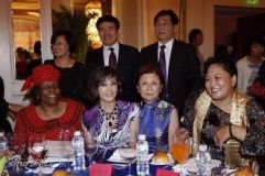 刘晓庆出席英联邦协会晚宴致力慈善获荣誉证书