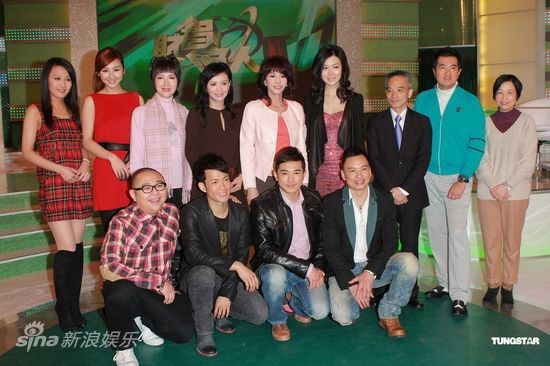 图文:高海宁为财经节目录影-合影