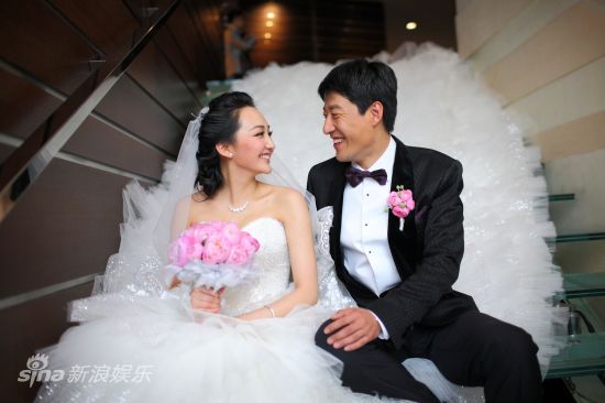 图文:于震辛月低调完婚-深情对望