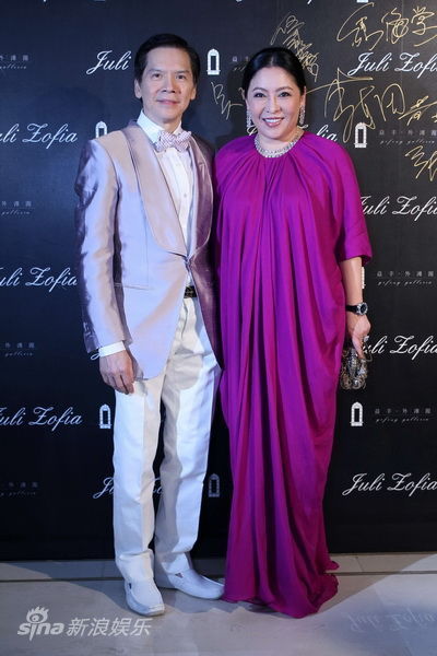 图文:众星亮相品牌开幕式-向华强与陈岚