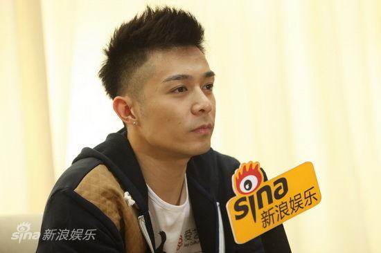 图文:林书豪陪孩子打球-歌手周柏豪