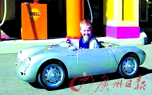 贝克汉姆9岁儿子驾迷你版保时捷跑车【图】