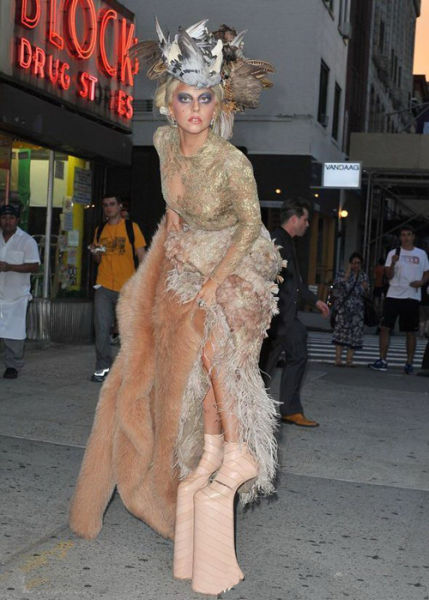 <em>Lady</em> Gaga脚踩高跷拍写真 体力不支保镖抱 娱