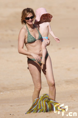 茱莉亚·罗伯茨带着儿子海边玩耍