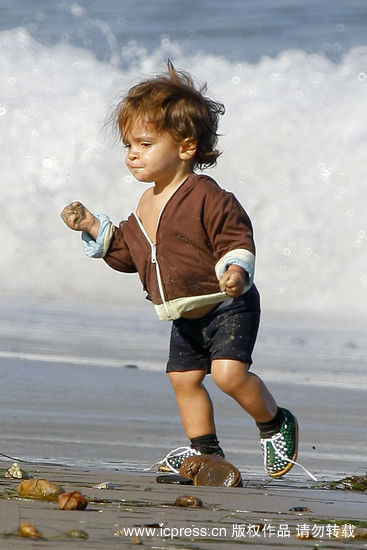 组图:马修-麦康纳爱子踉跄学步 小模样瞪狗仔