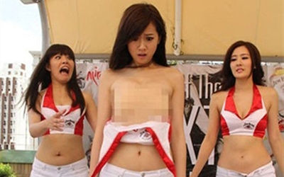 ̨��Ů���ֳ��߹�¶�� ֱ���Ż�С���