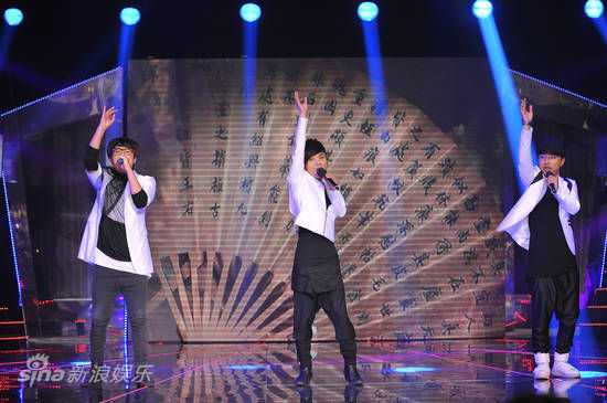 卖力表演