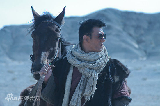 资料图:《射天狼》精彩剧照-鹏飞手牵骏马_影音娱乐_新浪网