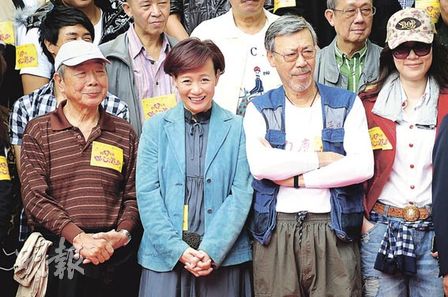 商天娥(中,冯淬帆及张可颐一班好戏之人参与演出