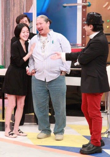人妻小S发嗲依偎洪金宝：从小当你是老公(图)