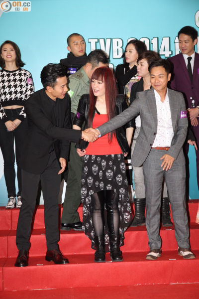 刘恺威与TVB旧同事碰面，与郭晋安握手。