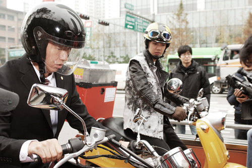 韩剧《功课之神》曝光新剧照金秀路俞承浩飙车
