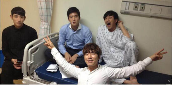 河锡镇曝《鲨鱼》男星合影金南佶搞怪卖萌|金南佶|鲨鱼|卖萌_新浪娱乐_新浪网