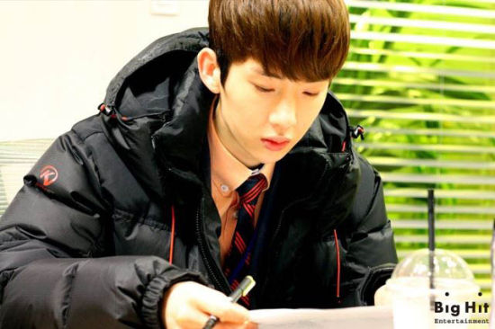 《职场之神》赵权认真研读剧本(组图)