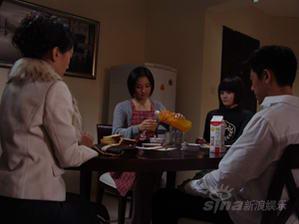 把在外喝醉不省人事的前任女友露露(<em>王冕</em>饰)带