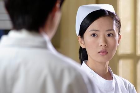 童瑶《伤情》护士造型曝光演乖巧女儿得心应手