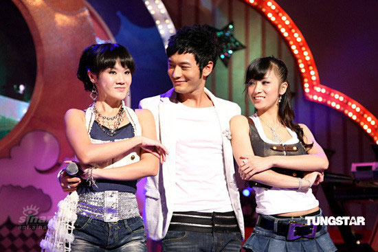 黄晓明录中秋节目与舞者左搂右抱热歌劲舞【图】