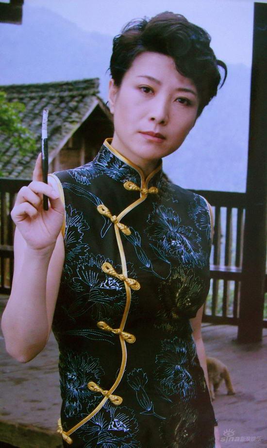 曾在《英雄虎胆》中成功塑造女特务李月桂的实力派女演员王静,此次改