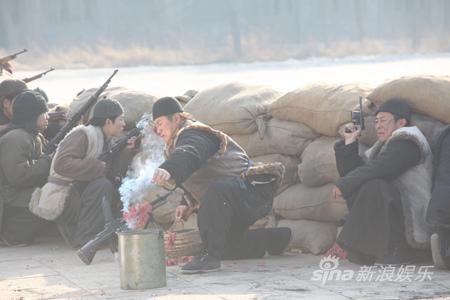 《陕北汉子》剧组用鞭炮喜迎新年(图)