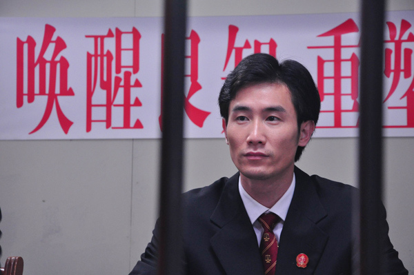 硬汉奇道《婚姻大事》演温柔法官颠覆形象