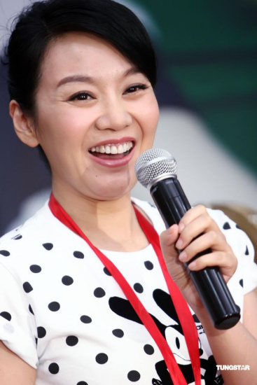 闫妮赴广西宣传新剧 被称为世上最好看女子_