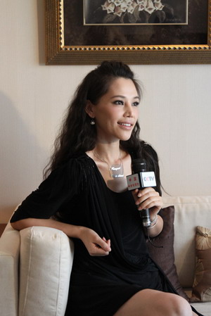 孔维加盟新剧《狂奔的左左》性感亮相发布会