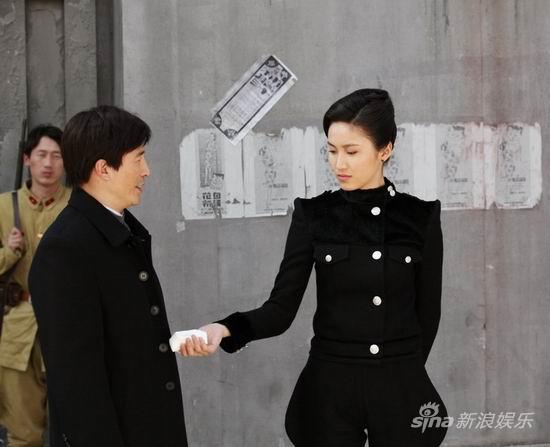 邹涵虹版柳妮娜骨感《电波》引领中性时尚风