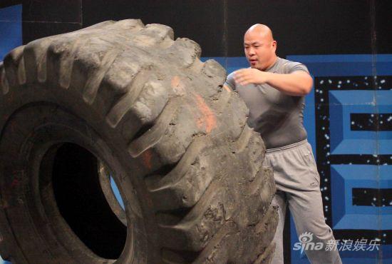 大力士龙武新浪娱乐讯 近日,中国第一大力士龙武做客《男人世界》为