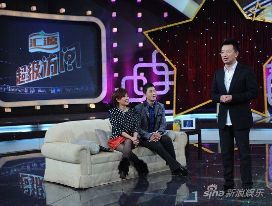 黄海波正装打扮对话李静、戴军