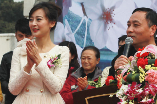 万妮恩出席《桃花盛开》开机仪式