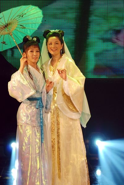 谢楠、瞿颖《年代秀》演绎小青、白娘子