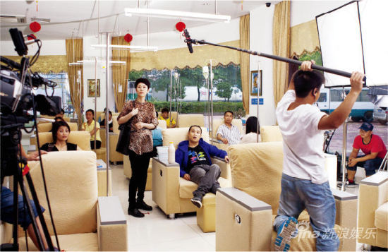 《后厨》花絮照首曝光 海清小沈阳斗潮(图)