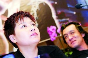 看着妻子哈文从幕后走到台前，李咏躲在后面偷笑。 CFP/供图