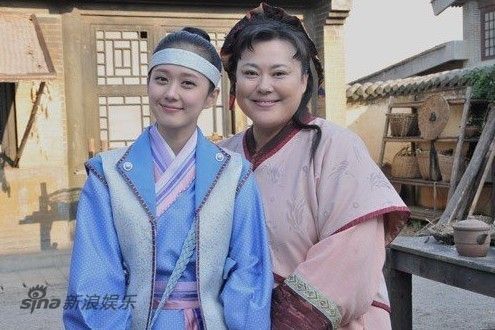 李菁菁（左）饰演张娜拉（右）的武林高手母亲