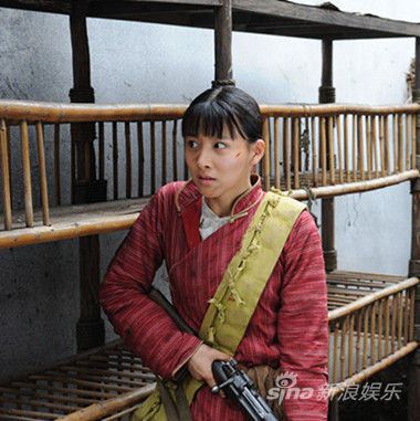 贾青《神枪手》热拍 高温天气险遭毁容