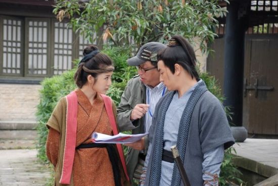 导演谷景云在给释小龙、靖靖说戏