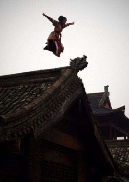 邬靖靖拒用替身 亲自上阵