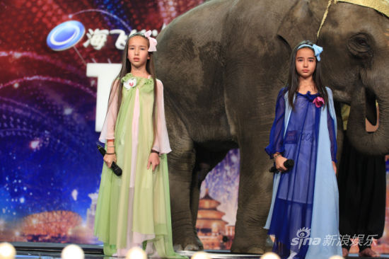 西双版纳<em>姐妹</em>携小象《<em>达人秀</em>》共唱自然之声_
