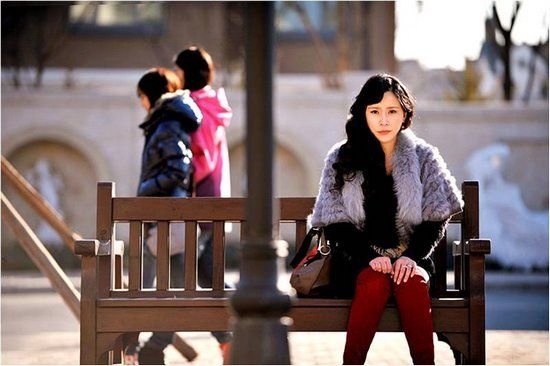 剧中,青年演员荆希西饰演一位性格刁蛮的女大款赵英,是将全剧推向高潮