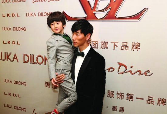 张亮和儿子天天在活动现场