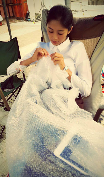 王媛可《第二次》片场捏泡泡引网友忆童年|第