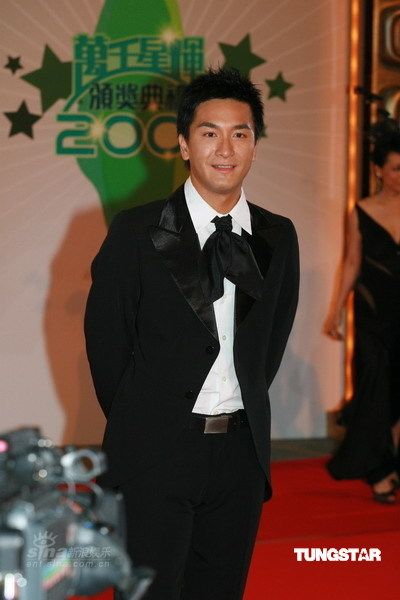 图文：TVB40周年台庆红毯马国明黑色礼服亮相