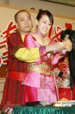 组图：欧阳震华新剧玩夫妻游戏黄浩然光头亮相