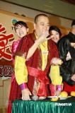 组图：欧阳震华新剧玩夫妻游戏黄浩然光头亮相
