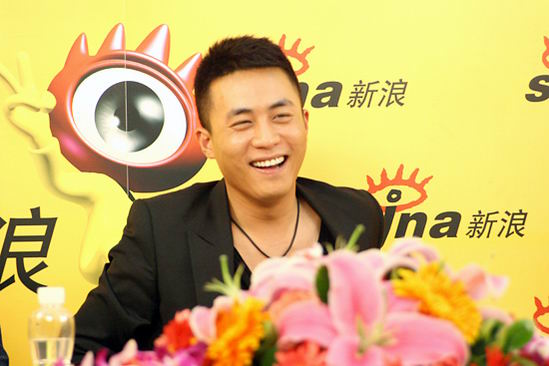 图文：《爱无悔》做客--杜淳发型显帅气