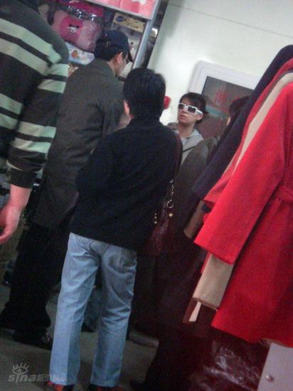 图文：李幼斌恋上史兰芽--李幼斌与女友购物