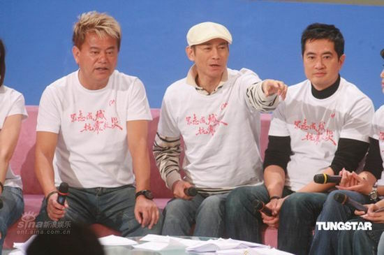 图文：TVB赈灾晚会--郑少秋手指前方