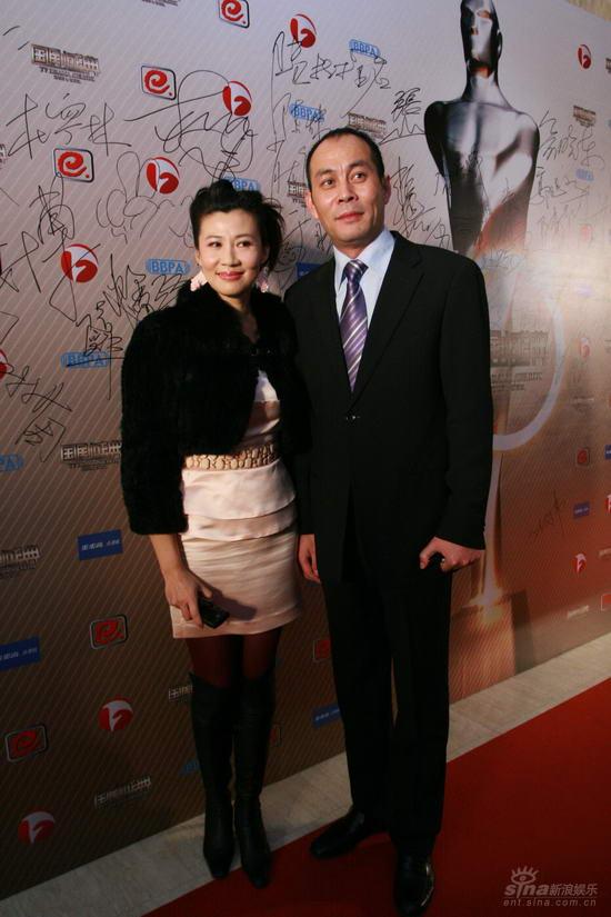 图文:张光北陈炜夫妇红毯留影秀恩爱