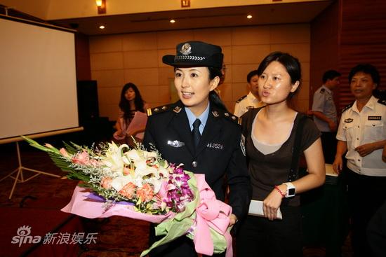 图文:《缉毒先锋》发布会-杨童舒送鲜花