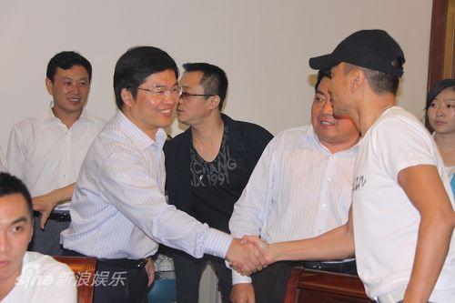 东平县委书记陈湘安 东平县长赵德健与演员见面